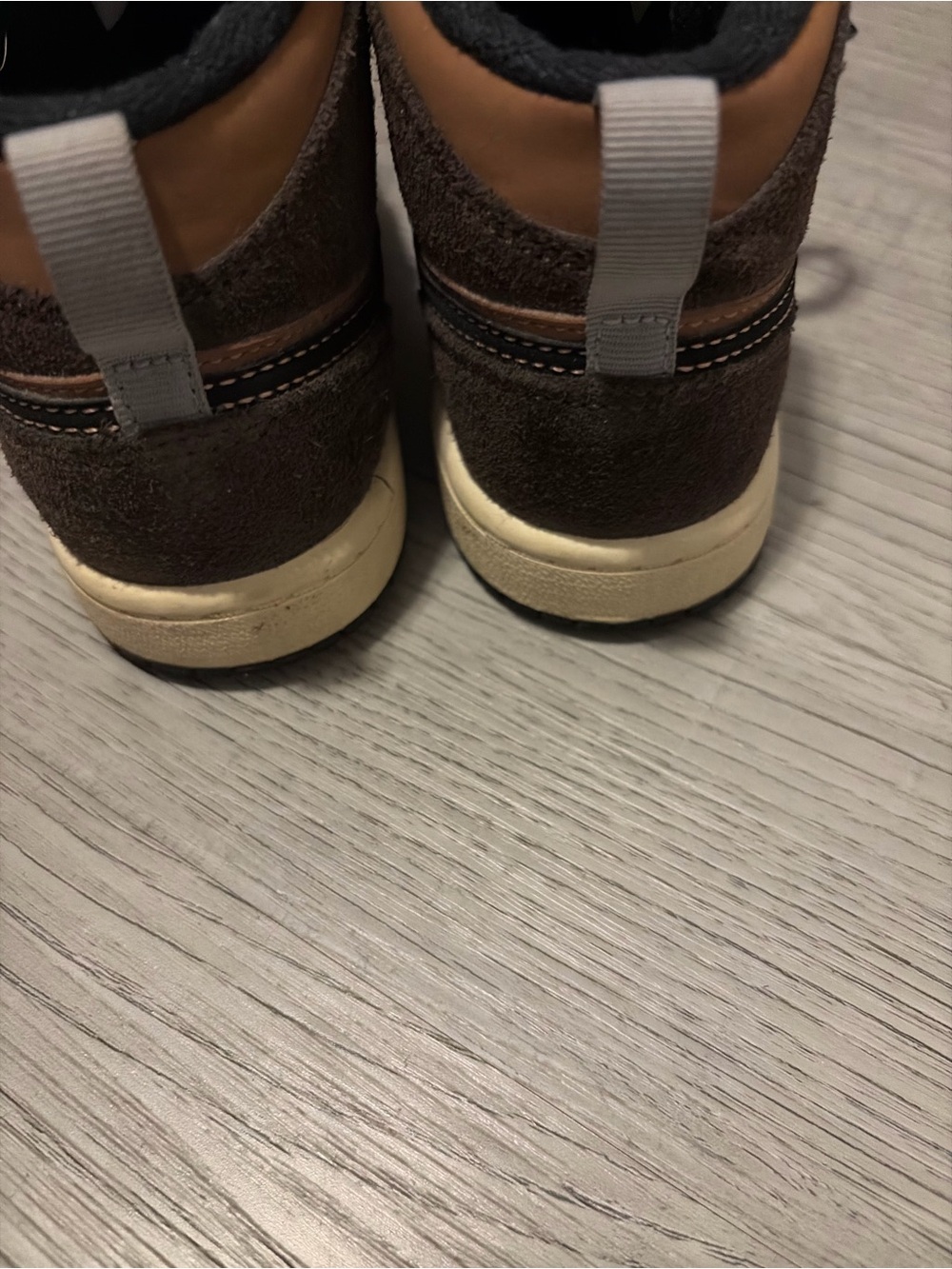 Nike boys High-Top Sneakers in Brown and Black - Picture 2 of 9